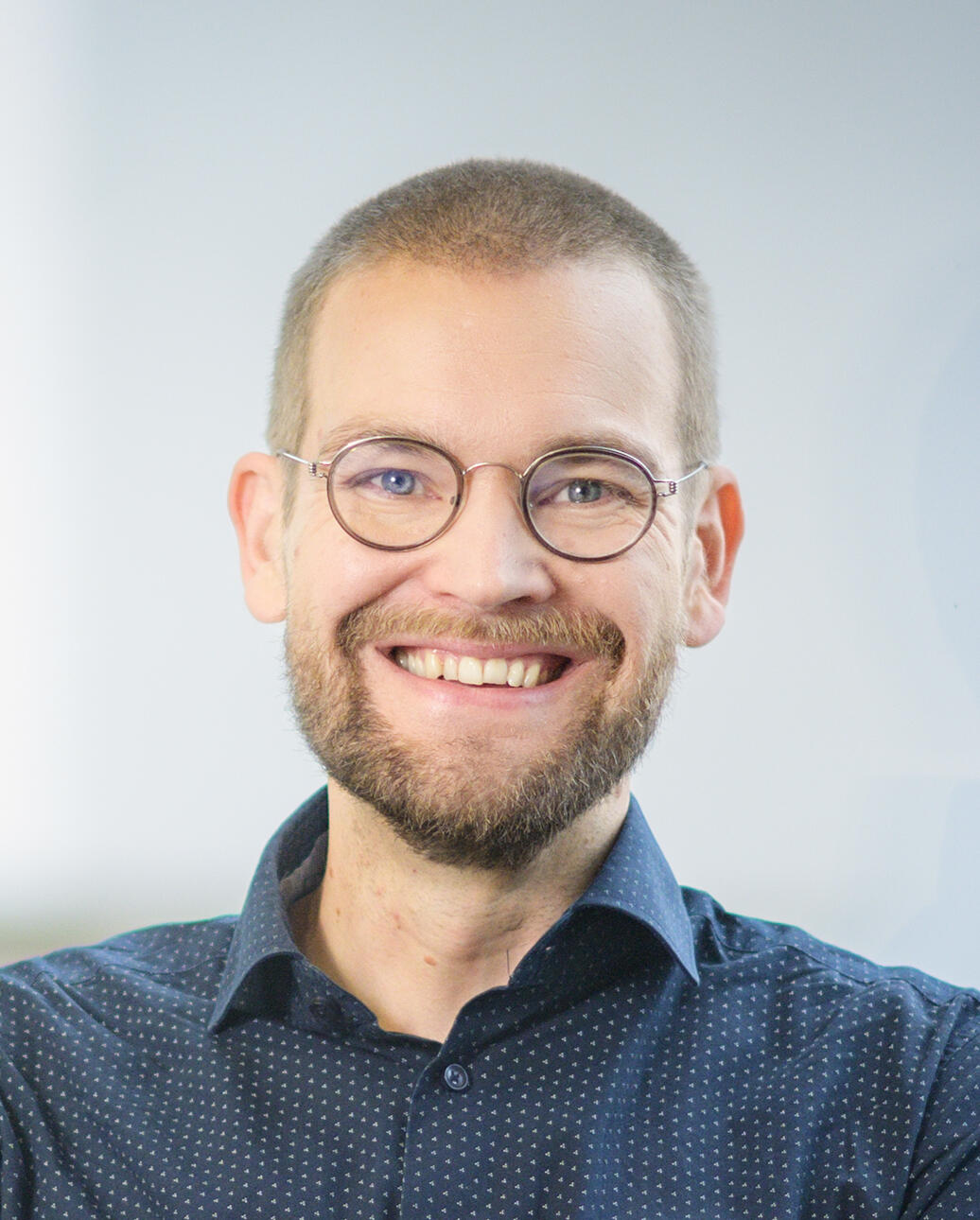 Eetu Niemi – kokonaisarkkitehtuurikonsultti ja kirjailija Hymyilevä mies, jolla on silmälasit, parta ja lyhyeksi leikattu tukka. Hänellä on tummansininen kauluspaita, ja taustana on vaalea seinä.